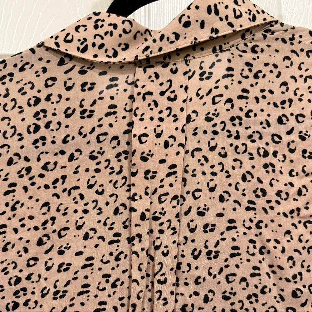 Leopard Print Button-Up Blouse - Picture 4 of 5